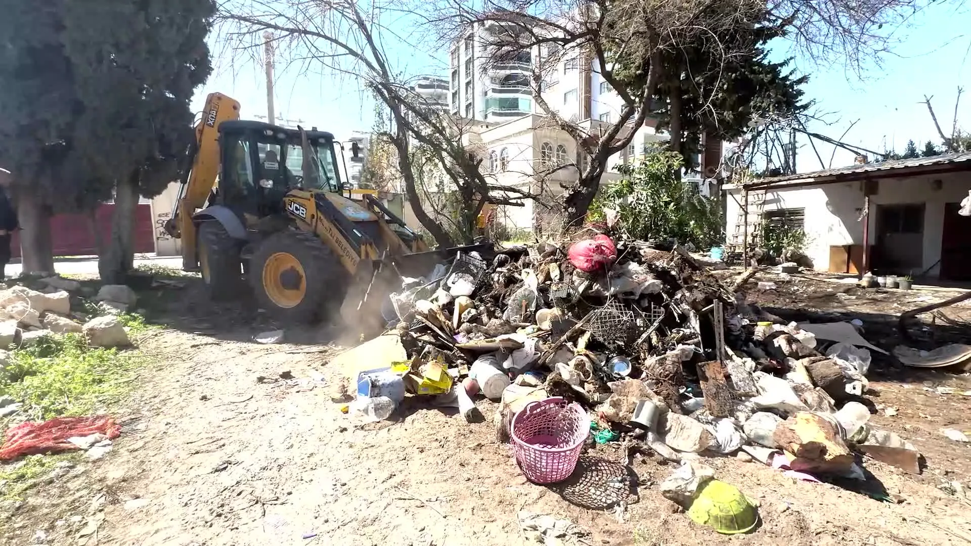 Mersin Mezitli’de bir evden 4 kamyon çöp çıktı