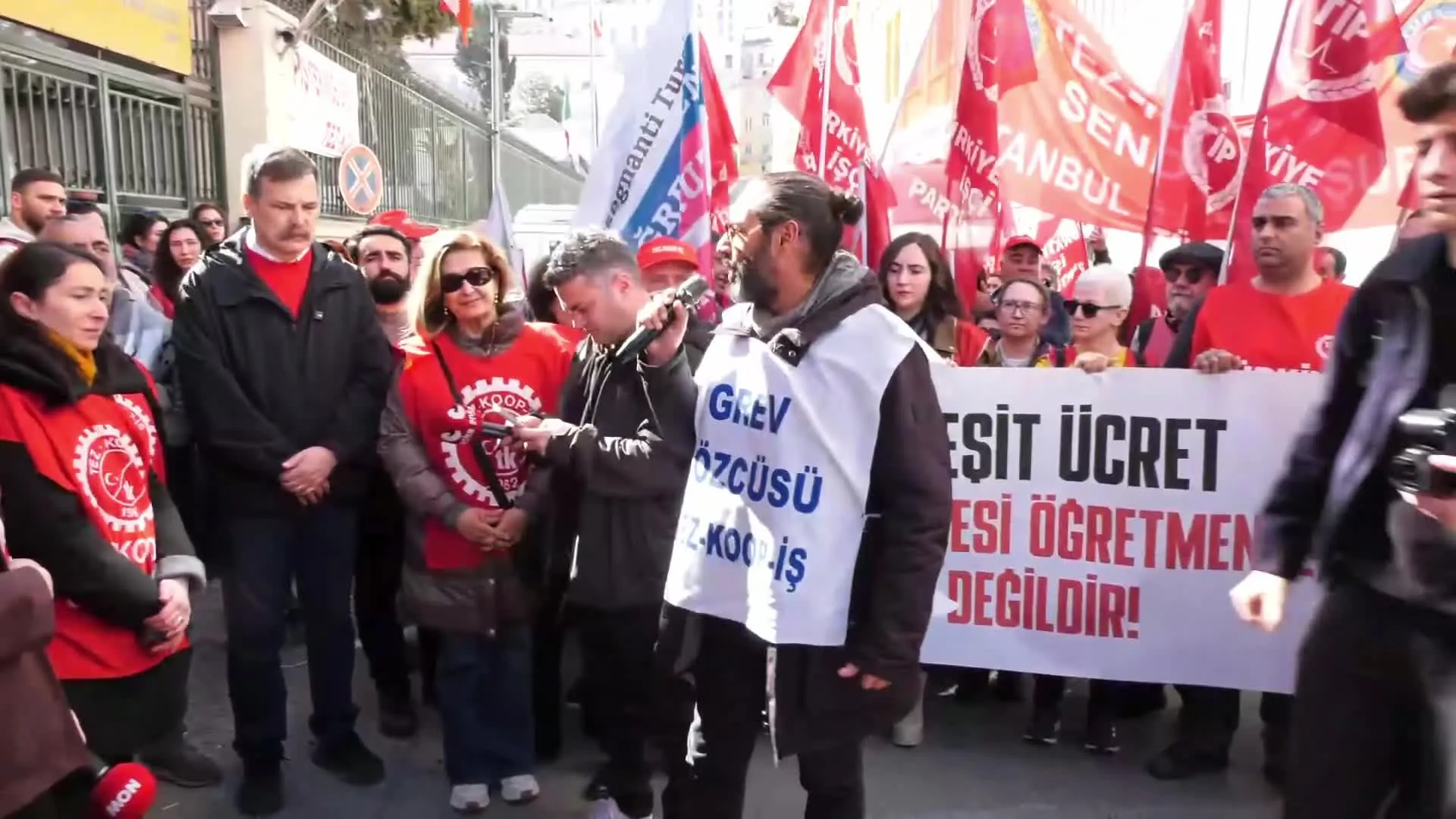 Erkan Baş’tan grevdeki Özel İtalyan Lisesi öğretmenlerine destek: “Bu kavga bir avuç öğretmenin kavgası değil, Türkiye işçi sınıfının kavgası”